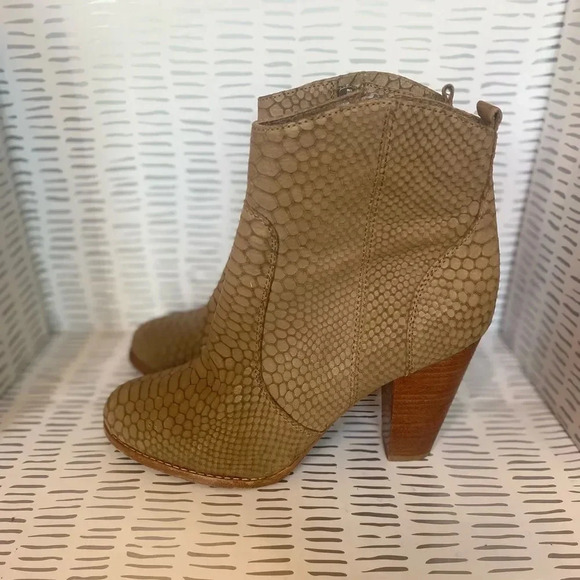 Joie Snakeskin boots size 7.5 - Picture 2 of 7